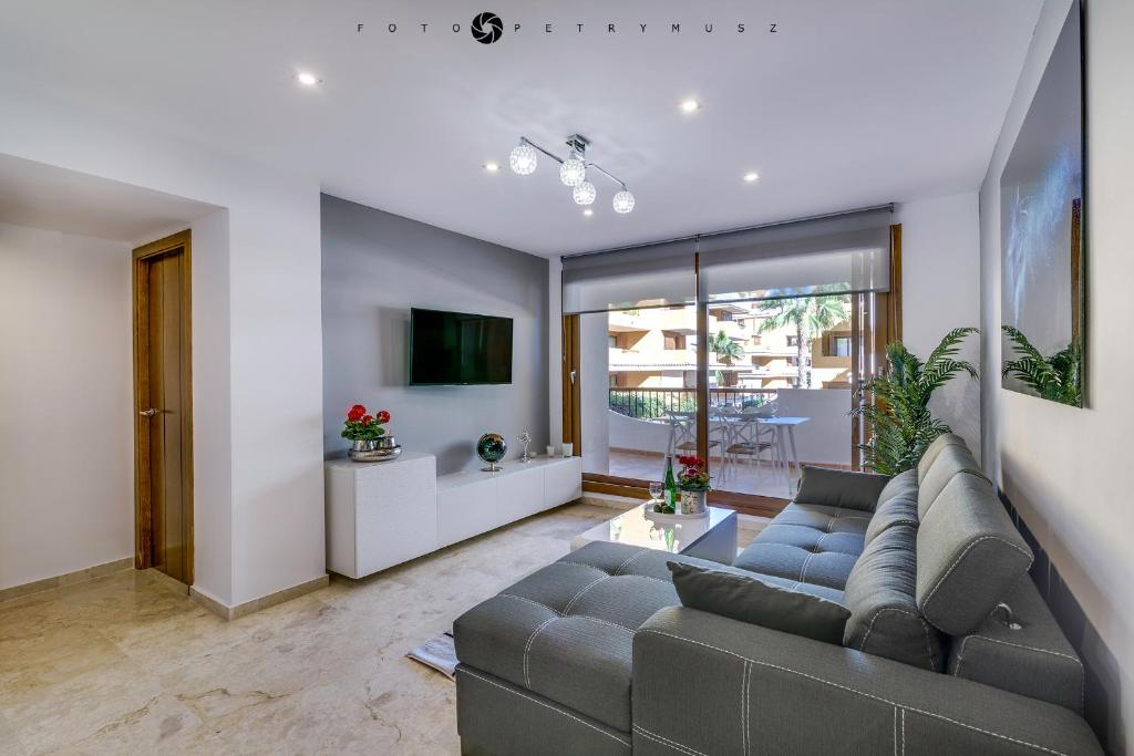 TV a/nebo společenská místnost v ubytování Apartament Delux-La Entrada Punta Prima