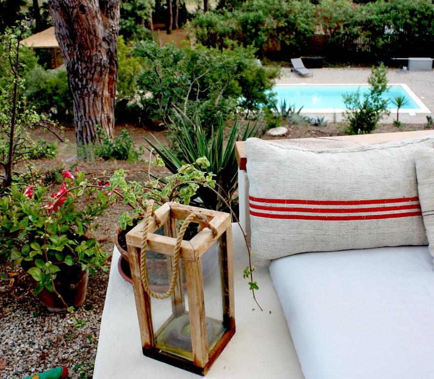 a mirror sitting on a table next to a couch at La Grechea Boutique B&B in Casa Alzi