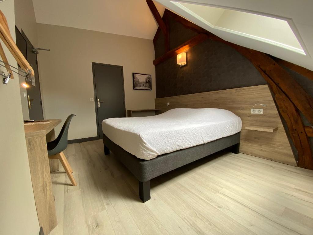 Postel nebo postele na pokoji v ubytování LOGIS - Hôtel & Restaurant Saint Nicolas