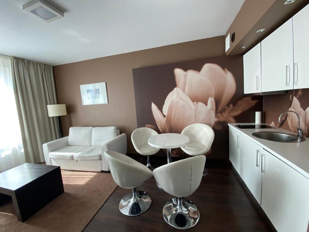A kitchen or kitchenette at Apartament prywatny salon i sypialnia w Divie