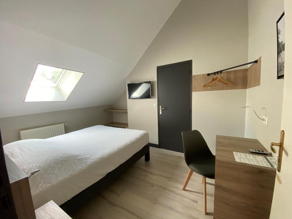 Postel nebo postele na pokoji v ubytování LOGIS - Hôtel & Restaurant Saint Nicolas