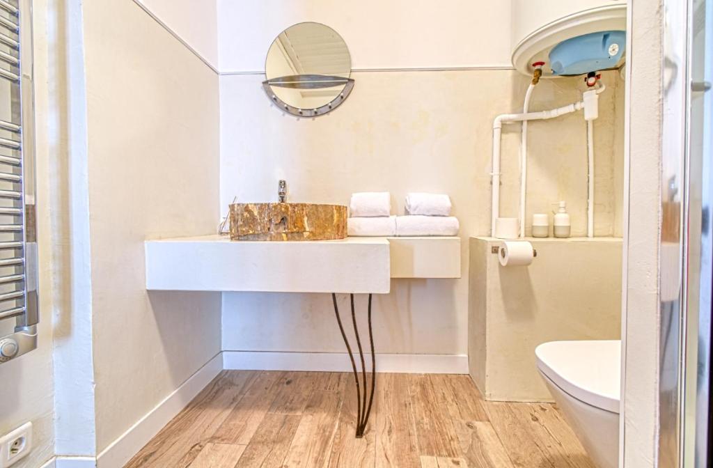 Salle de bains dans l&#39;&eacute;tablissement Romantic and new apartment in the famous Rue Meynadier in the supercentre of Cannes