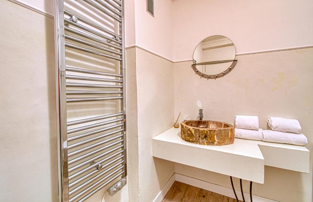 La salle de bains est pourvue d&#39;un lavabo et d&#39;un miroir. dans l&#39;établissement Romantic and new apartment in the famous Rue Meynadier in the supercentre of Cannes, à Cannes