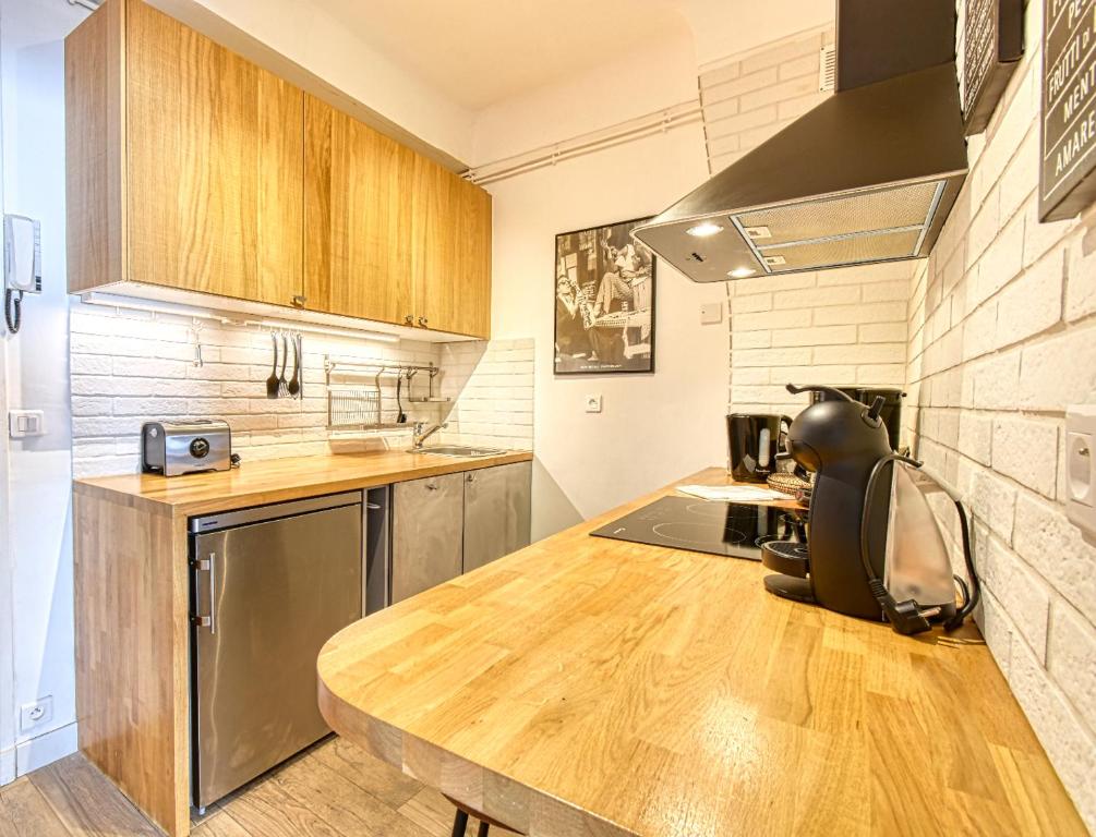 Cuisine ou kitchenette dans l&#39;&eacute;tablissement Romantic and new apartment in the famous Rue Meynadier in the supercentre of Cannes