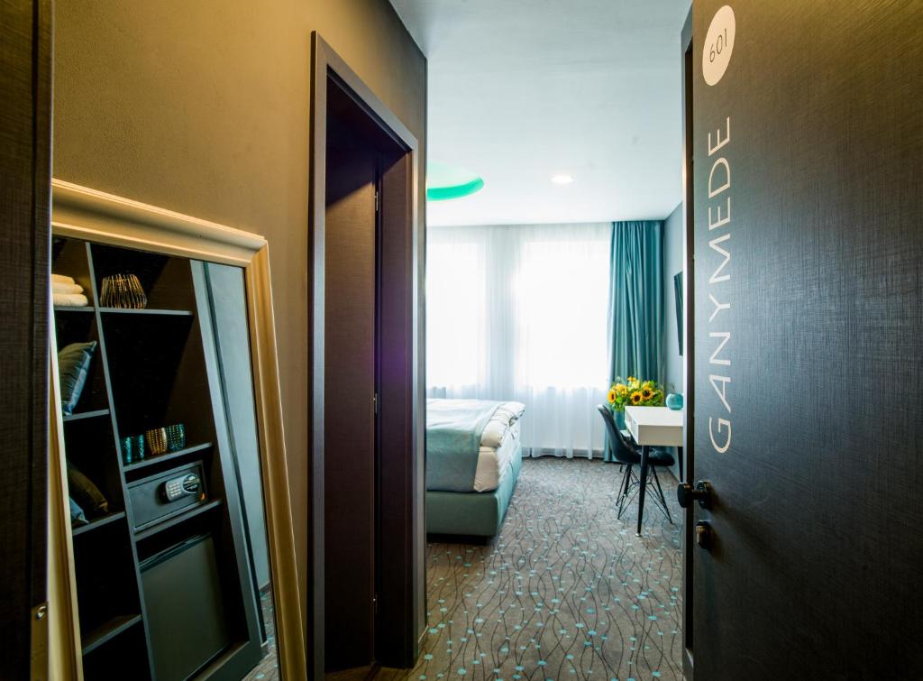 Postel nebo postele na pokoji v ubytování Rooftop Planet Prague Hotel