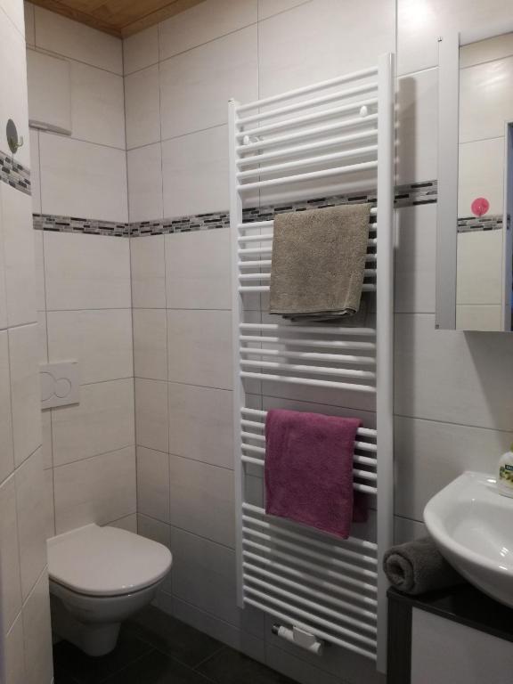 Koupelna v ubytování Bio Bauernhof Moas
