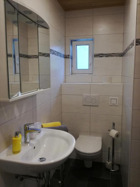 Koupelna v ubytování Bio Bauernhof Moas
