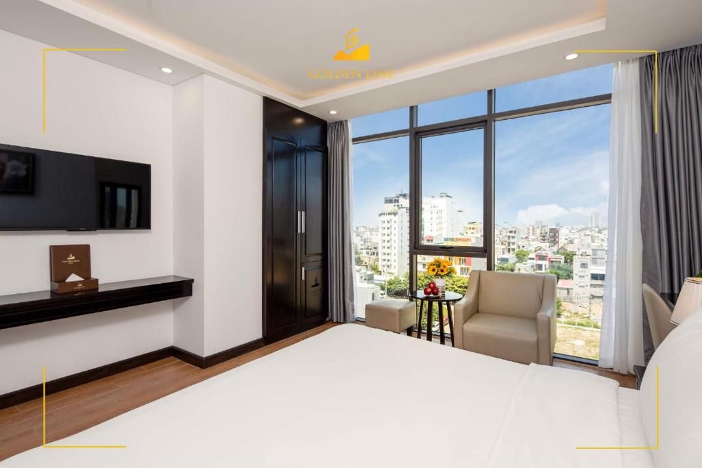 TV a/nebo společenská místnost v ubytování Golden Line Hotel Danang