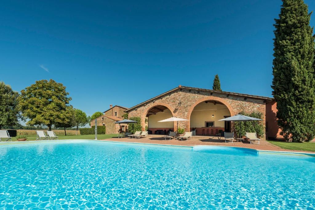 a large swimming pool in front of a building at Country House Le Case Coloniche in Deruta