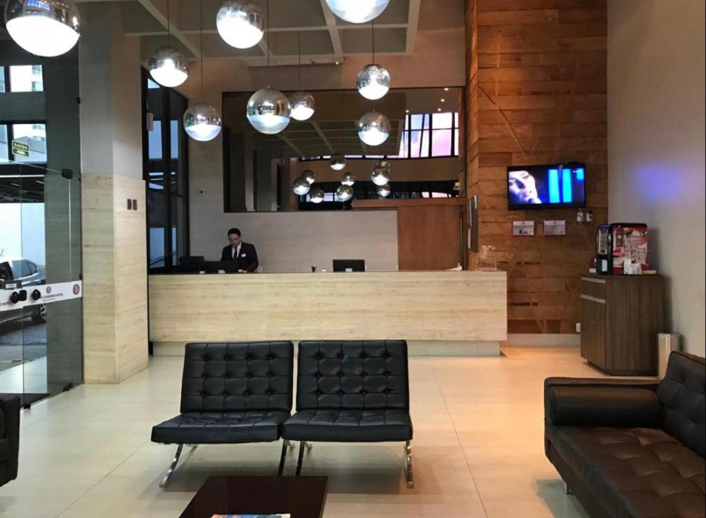 un vestíbulo con sillas y un bar en una tienda en Edificio Crystal Place Ap1405, en Goiânia