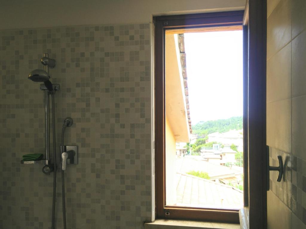 Kúpeľňa v ubytovaní Oasi del cuore - graziose camere con vista mare a 7 min dal mare di Castiglioncello