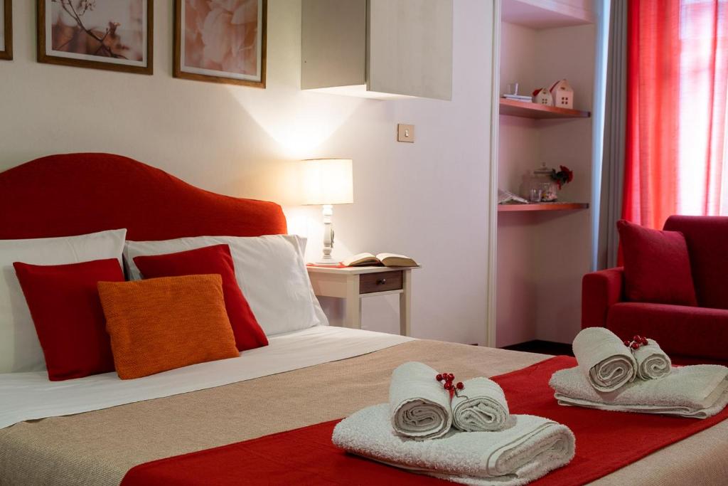 um quarto de hotel com uma cama com toalhas em Residence Ferraud em Pinerolo