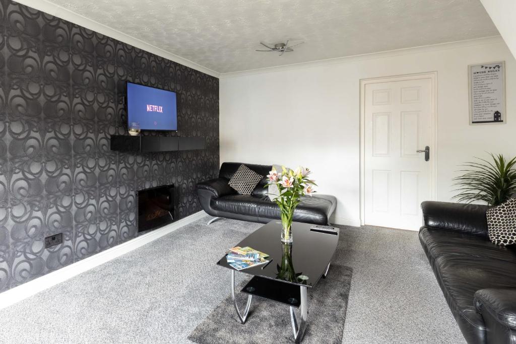 a living room with two couches and a tv at CAPRI 13 SA - 3 Bedroom House close to Loughborough University, EV car facilities, Free Parking, Free Wifi - Ask for contractor rates! in Loughborough