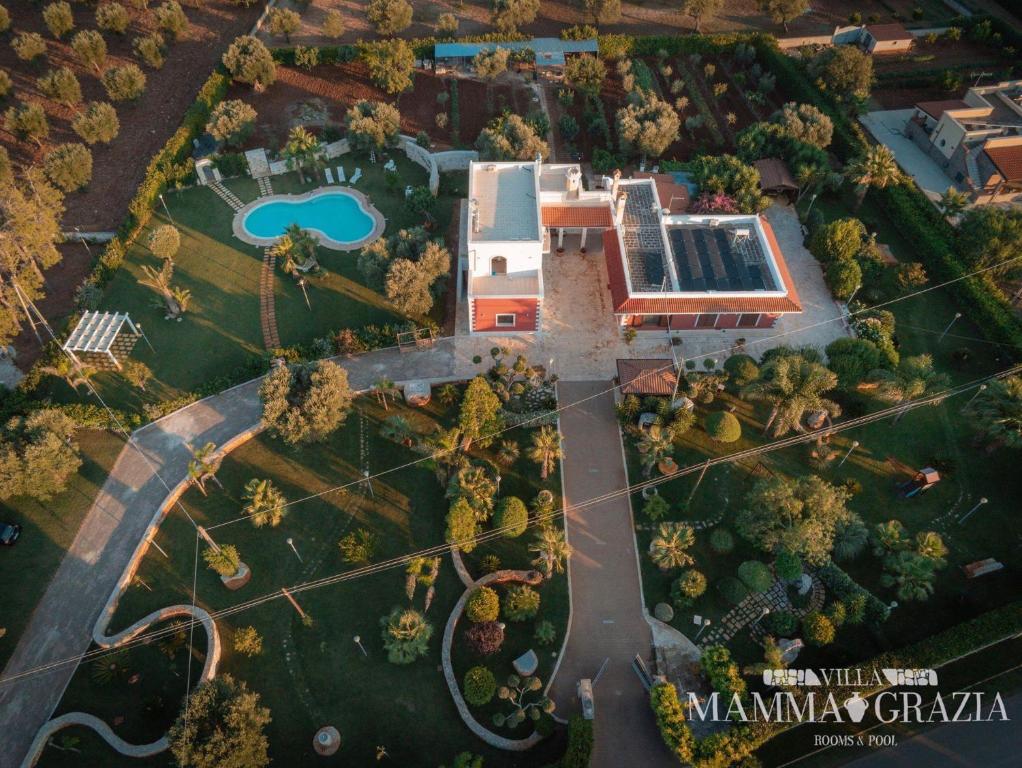 une vue aérienne sur un parc avec un bâtiment dans l'établissement B&B Villa Mamma Grazia, à San Vito dei Normanni