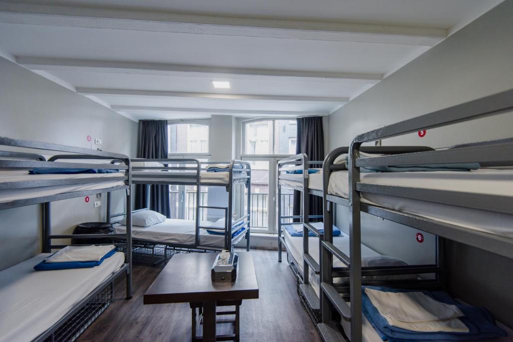 Dviaukštė lova arba lovos apgyvendinimo įstaigoje Hostel Warmoes Amsterdam