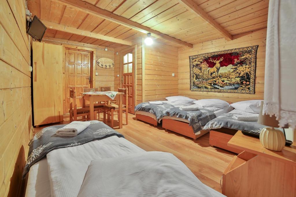 Posteľ alebo postele v izbe v ubytovaní Pokoje na Zakręcie - Blisko term bania oraz restauracji - Rodzinna Atmosfera