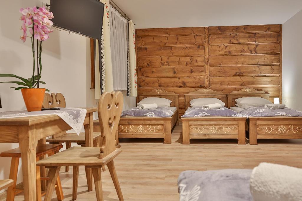 Posteľ alebo postele v izbe v ubytovaní Pokoje na Zakręcie - Blisko term bania oraz restauracji - Rodzinna Atmosfera