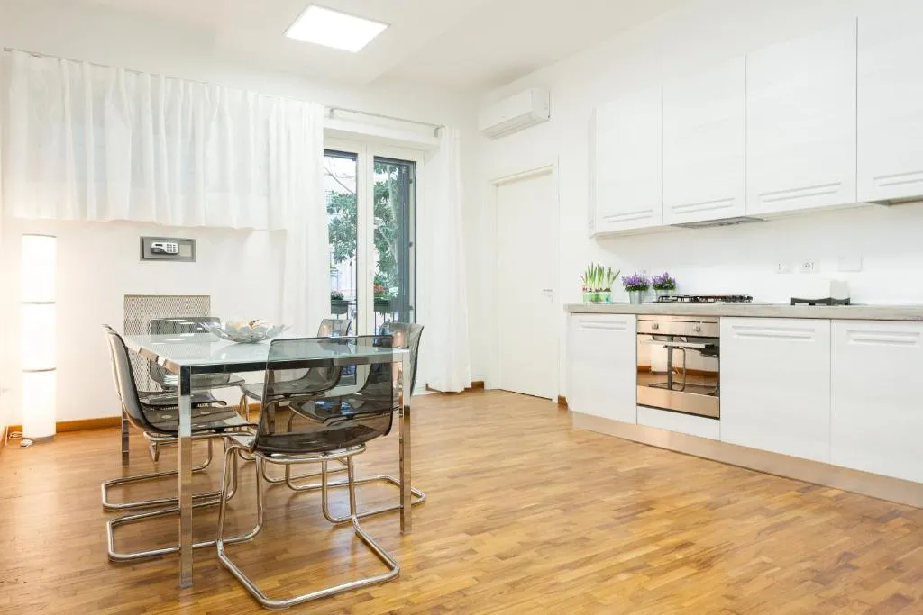 Three bedroom DELUXE Apartment near POPOLO with wifi and balcony, Roma, Italia