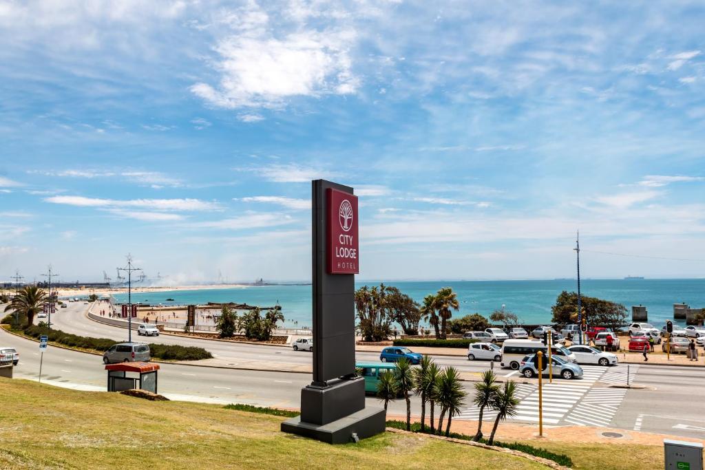 una señal en un lateral de una carretera con un estacionamiento en City Lodge Hotel Gqeberha, en Port Elizabeth