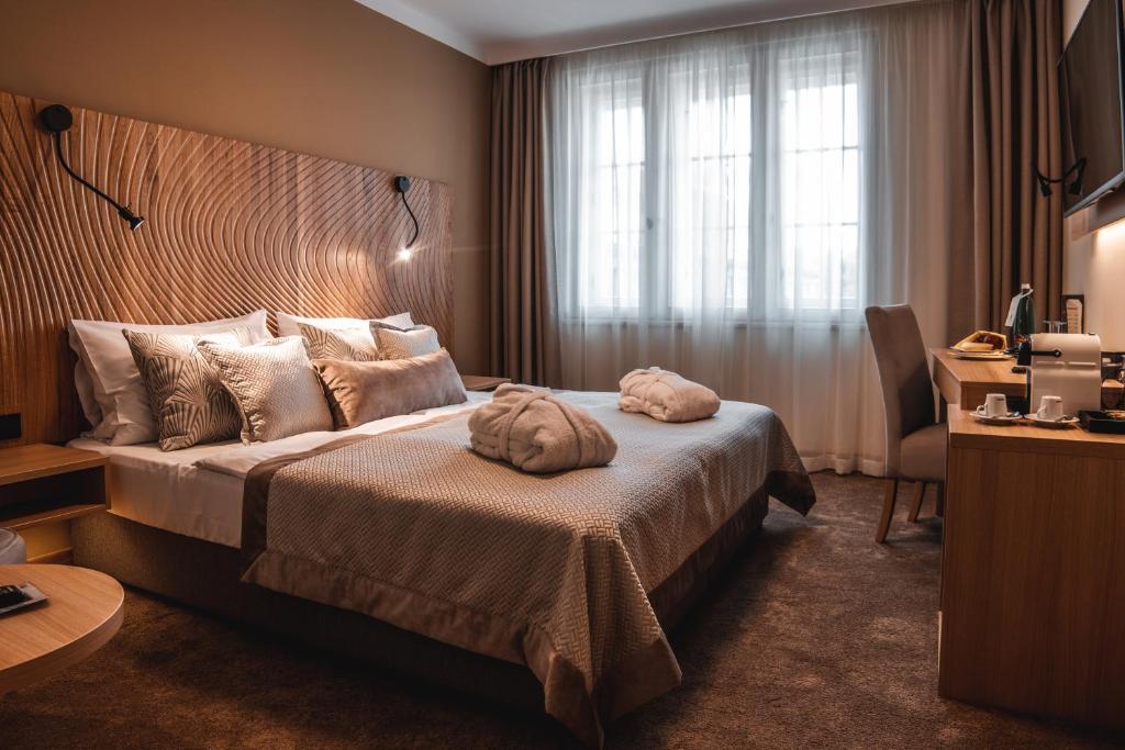 Postel nebo postele na pokoji v ubytování Hotel Clement