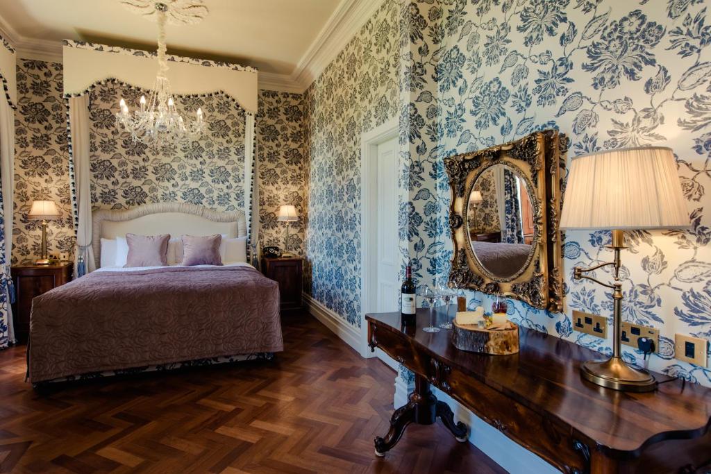 Postel nebo postele na pokoji v ubytování Cahernane House Hotel