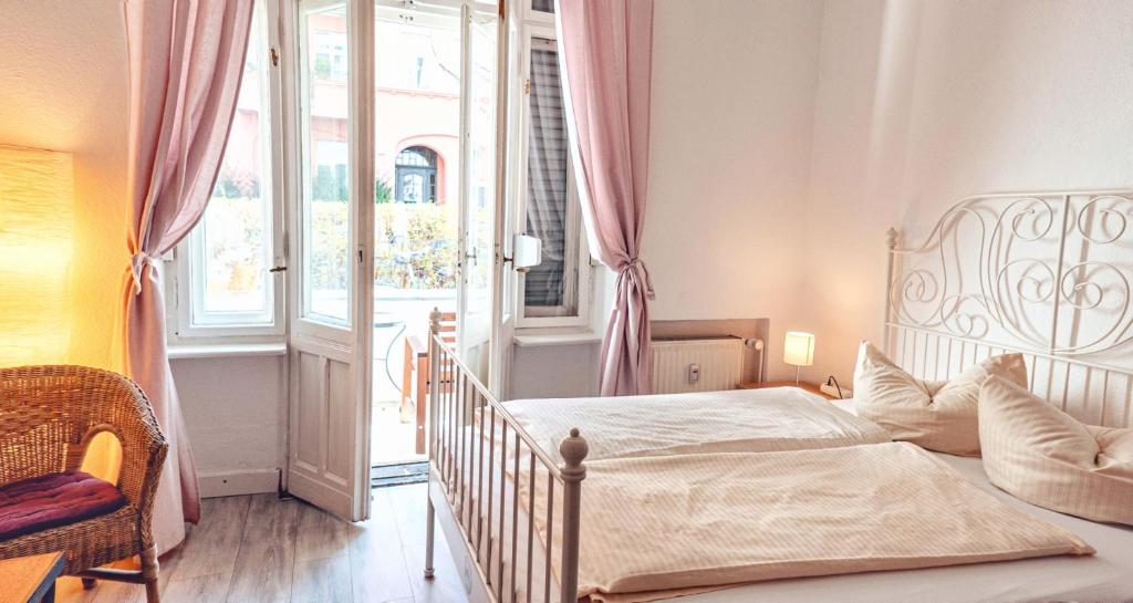 1 dormitorio con 1 cama y puerta abierta en BackpackerBerlin, en Berlín