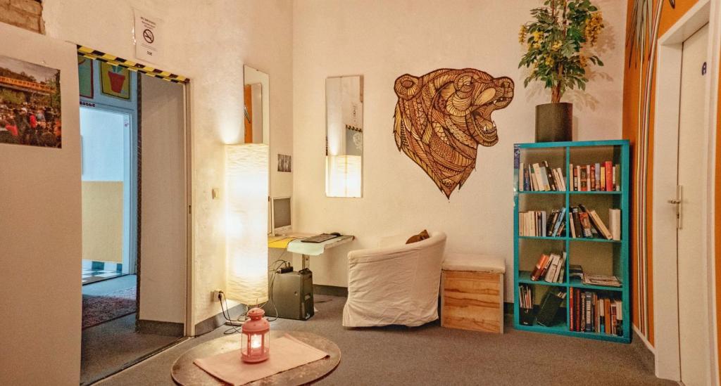 Knihovna v hostelu