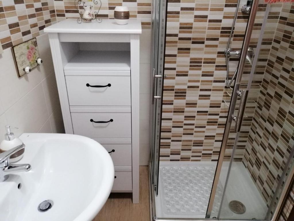 La salle de bains est pourvue d'un lavabo, d'une douche et de toilettes. dans l'établissement casa vacanze verdeblu, à SantʼEusanio del Sangro