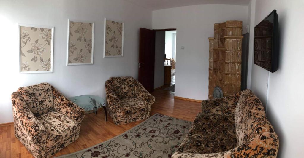 Posezení v ubytování “Doru’ Muntelui”