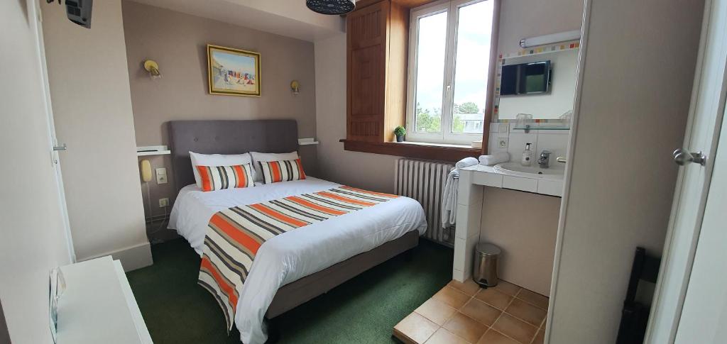 Кровать или кровати в номере Hôtel de la Côte Fleurie