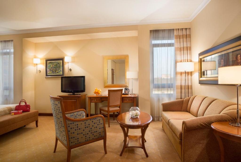 TV a/nebo společenská místnost v ubytování Best Western Premier Hotel Astoria