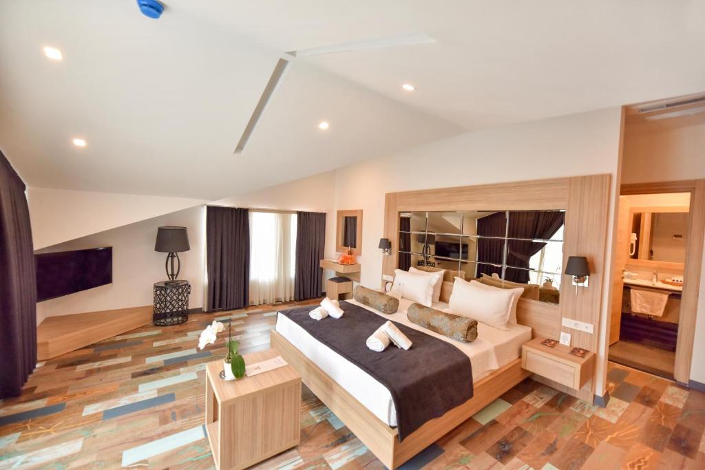 1 dormitorio con 1 cama grande en una habitación en Alesta Midtown en Fethiye