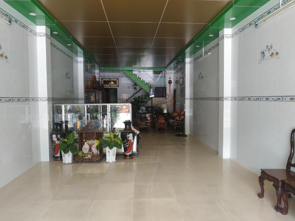 un corridoio di un negozio con piante sul pavimento di Nhà Nghỉ Xuân Biển a Cao Lãnh