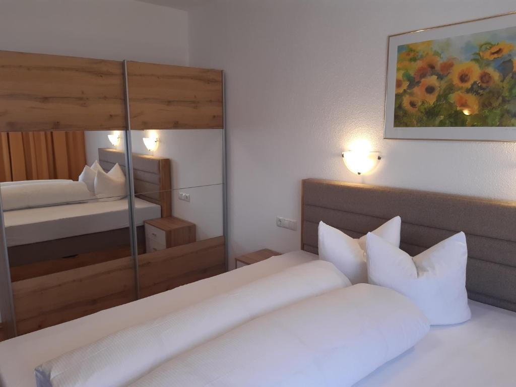 Posteľ alebo postele v izbe v ubytovaní Landhaus Klausnerhof Hotel Garni