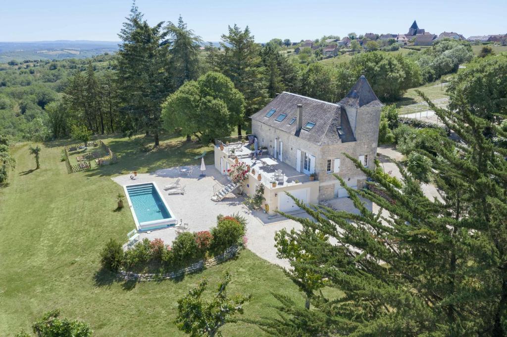 vista aerea di una casa con piscina di Domaine La Garenne a Reilhaguet