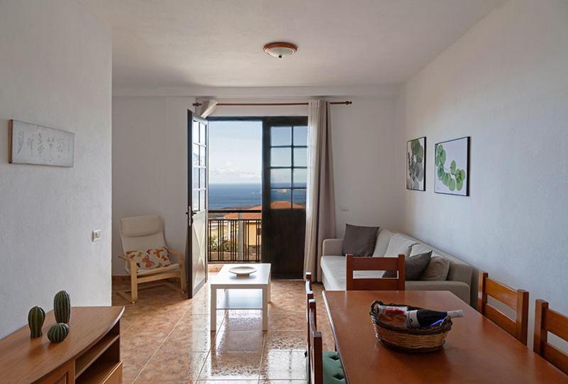 sala de estar con sofá y mesa en Apt Aguedita 3 dorm terraza y vistas al mar y la montaña, en La Frontera