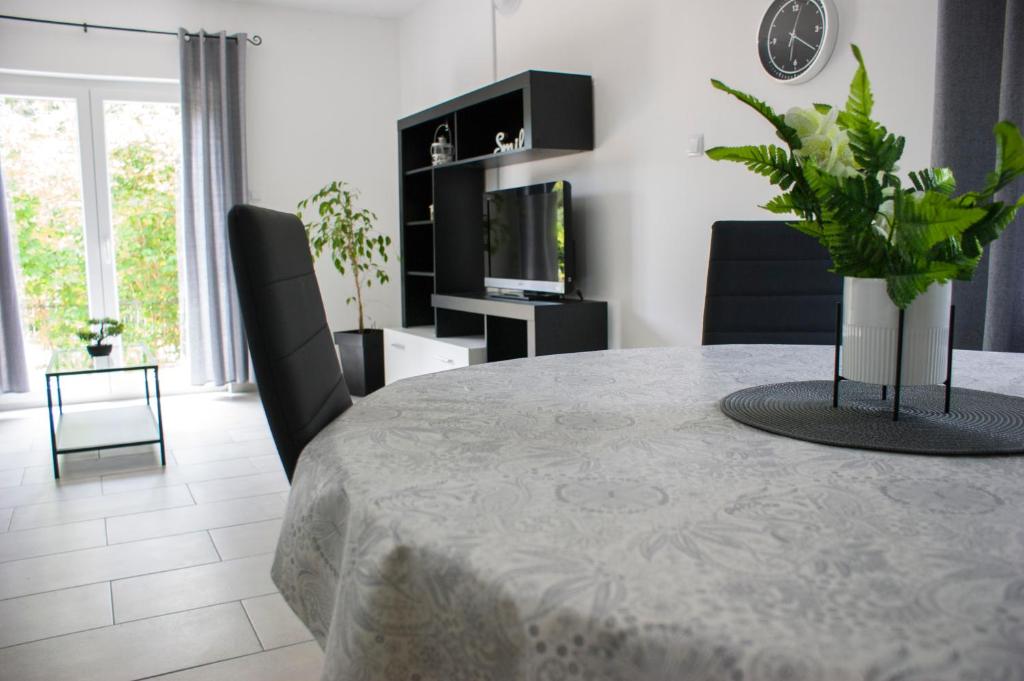 stół w jadalni z wazonem kwiatów na nim w obiekcie Holiday home I.D.A. w mieście Banjole