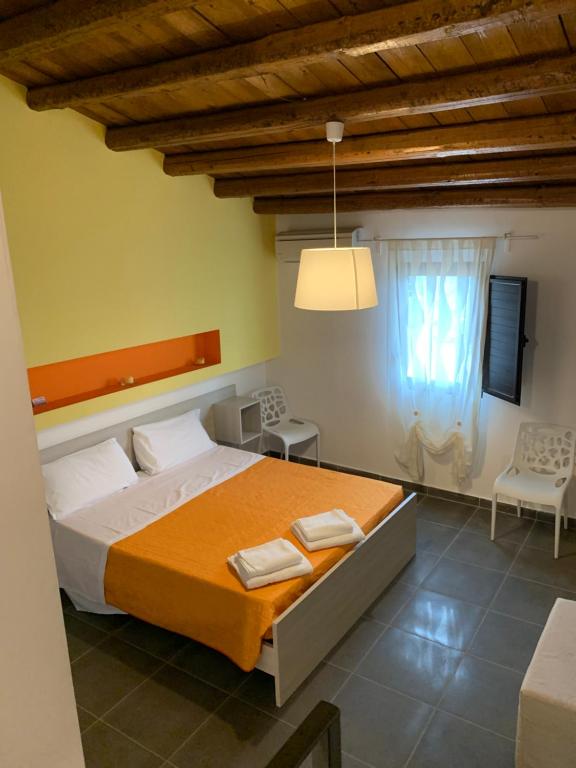 una camera da letto con un letto grande e una finestra di San Giorgio Rooms a Caltagirone