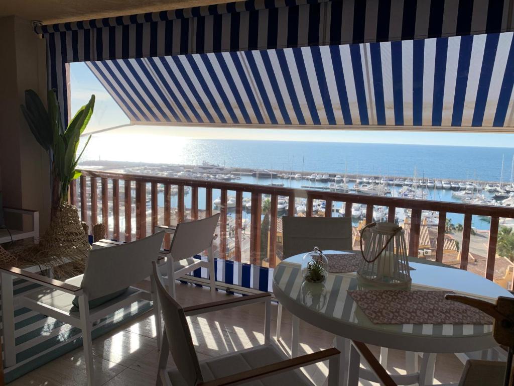 balcón con mesa, sillas y vistas al océano en BAHIA BEACH - FRONTAAL ZEE- en JACHTHAVEN ZICHT!!!, en Altea