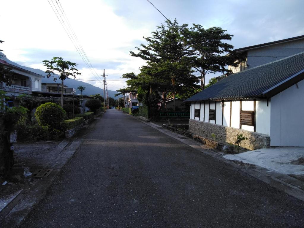 eine leere Straße in einem Dorf mit einem Haus in der Unterkunft Chentien Changkuang Homestay in Changbin