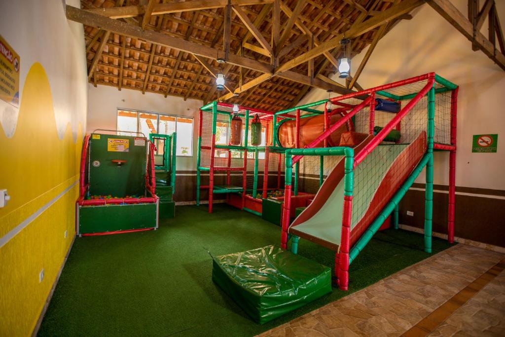 Palanda nebo palandy na pokoji v ubytování Ody Park Resort Hotel
