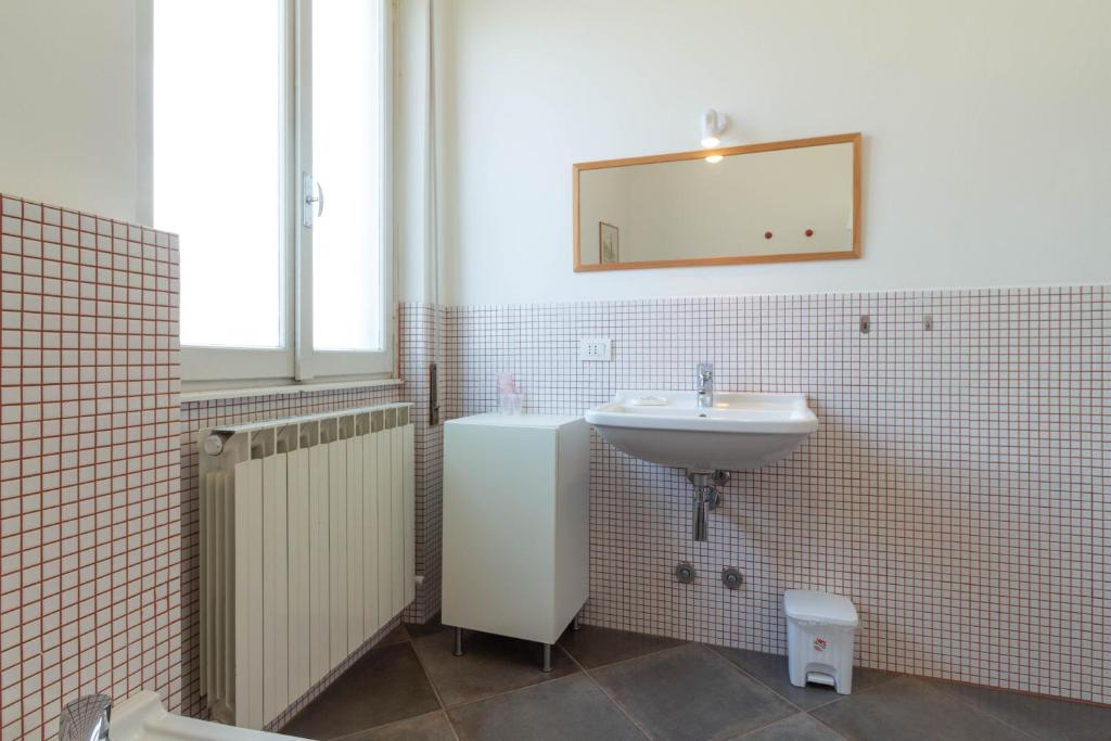 łazienka z umywalką i lustrem w obiekcie Mamma Ciccia Holiday Home - Confalonieri w mieście Mandello del Lario