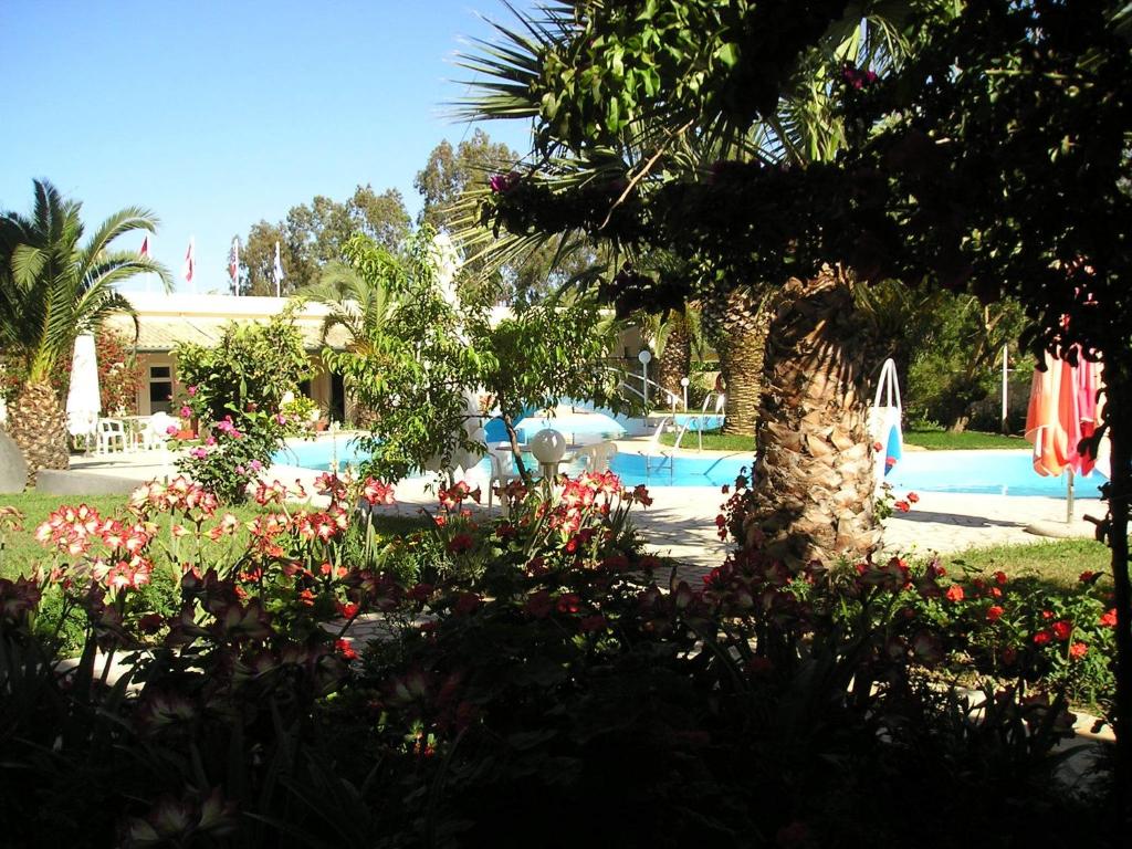 Bazén v ubytování Three Stars Beach Hotel nebo v jeho okolí