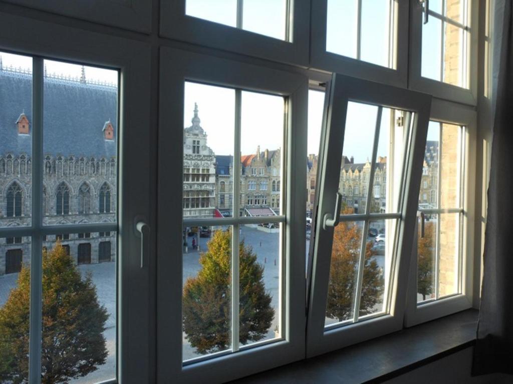 uma vista da cidade a partir de uma janela em Holiday Home Ieper Market Square em Ypres