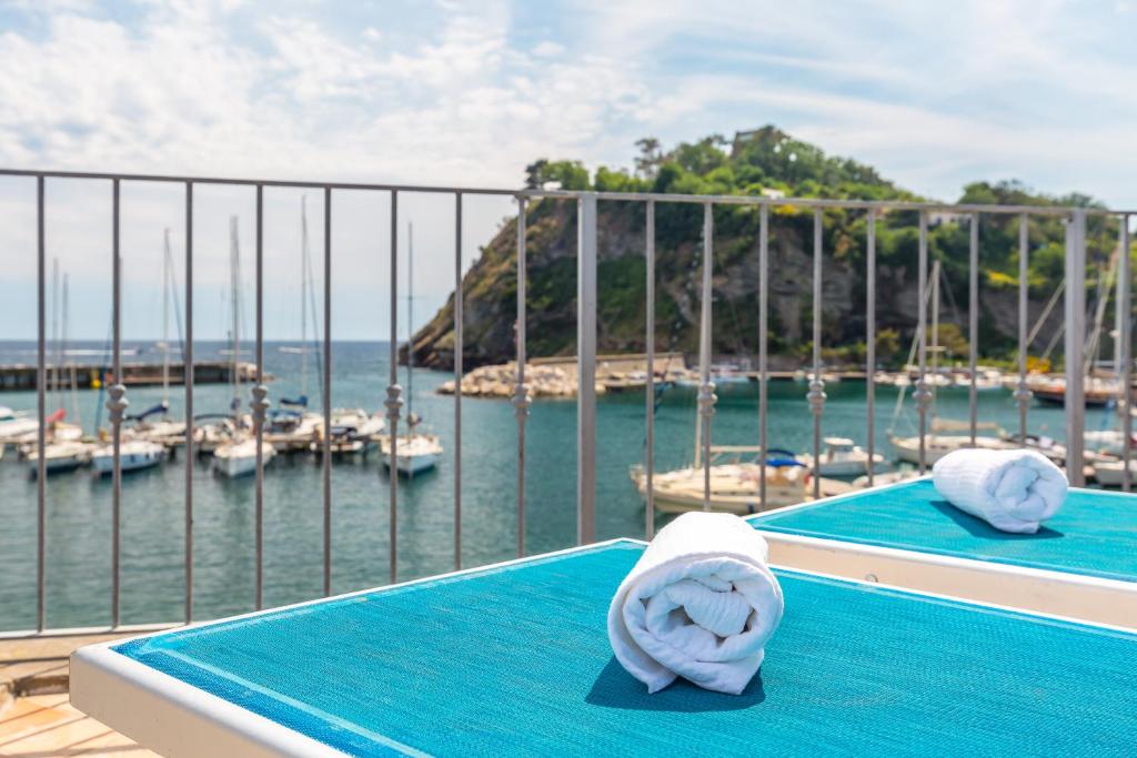 balkon z widokiem na port z łodziami w obiekcie La finestra sul mare w mieście Procida