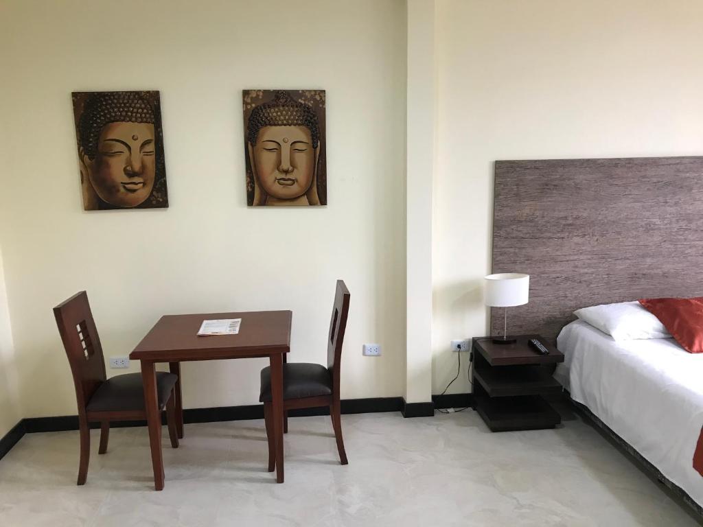 Postel nebo postele na pokoji v ubytování Hotel Las Mercedes Airport-Quito