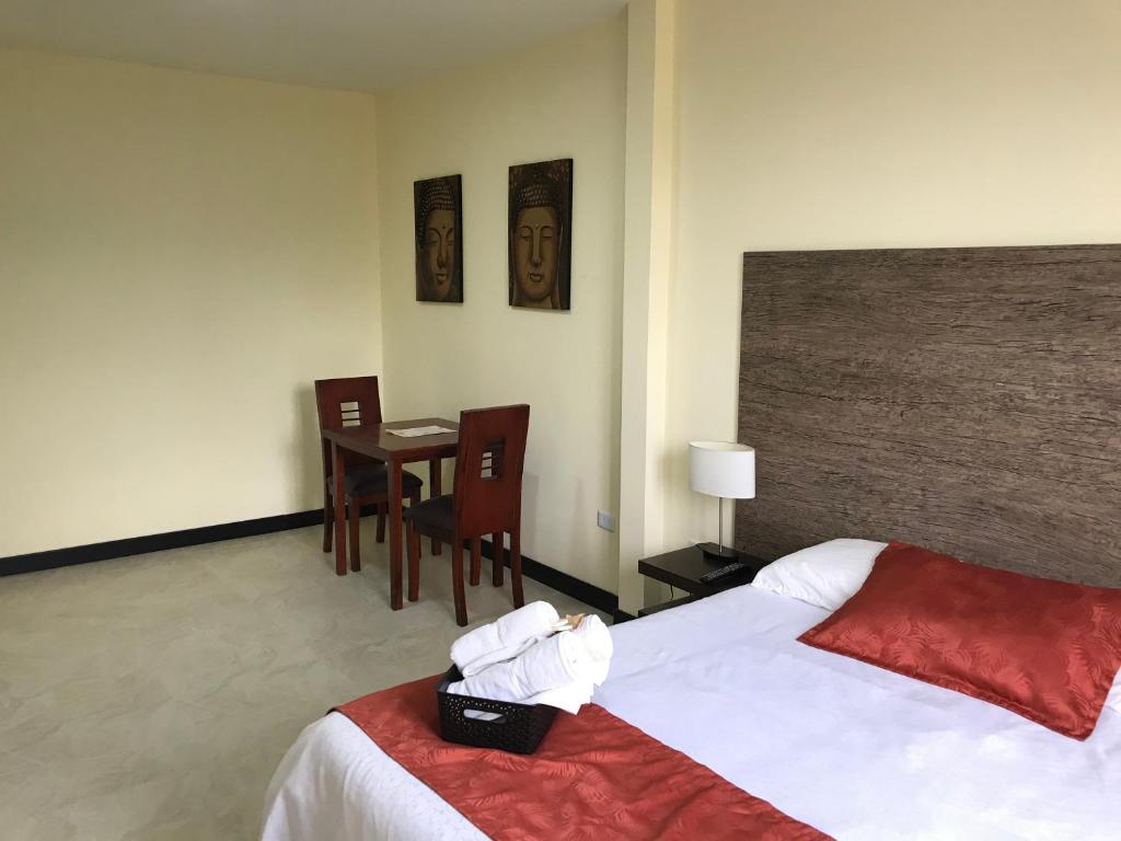 Postel nebo postele na pokoji v ubytování Hotel Las Mercedes Airport-Quito