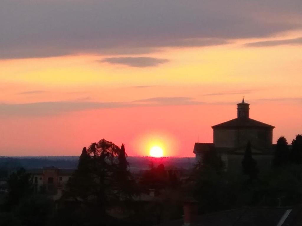 Východ nebo západ slunce při pohledu z bed and breakfast nebo okolí