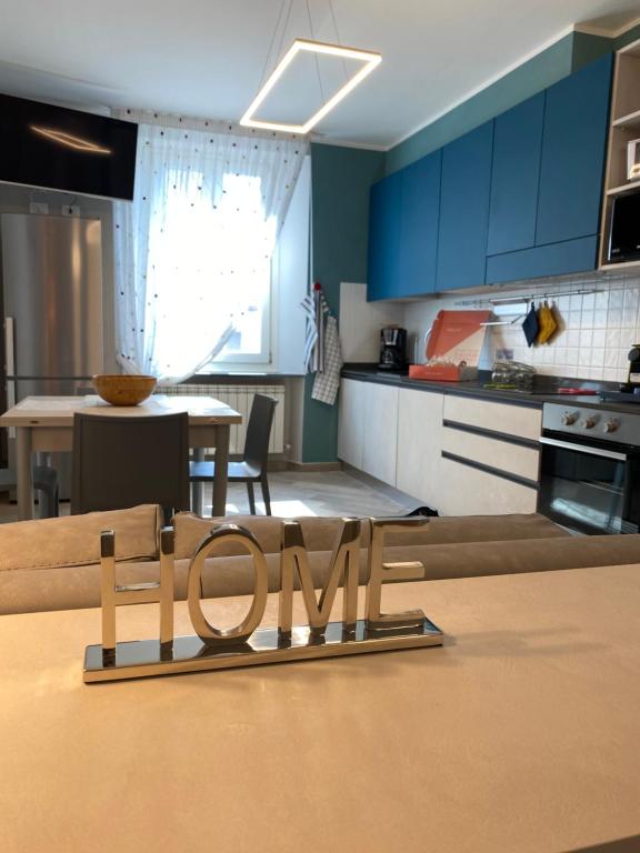 eine Küche mit einem Schild, auf dem wow auf dem Tisch steht in der Unterkunft In Borgo Apartment - Suite Livorno Holiday Home Group in Livorno