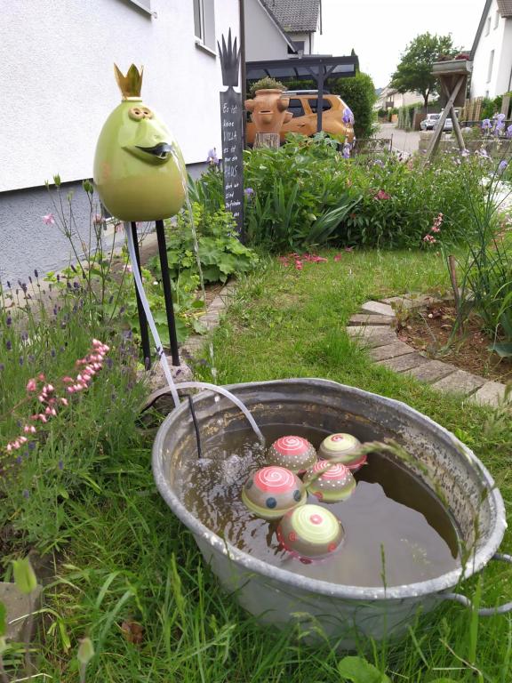 a bird bath with eggs in it in a yard at Kleine Auszeit in Beimerstetten